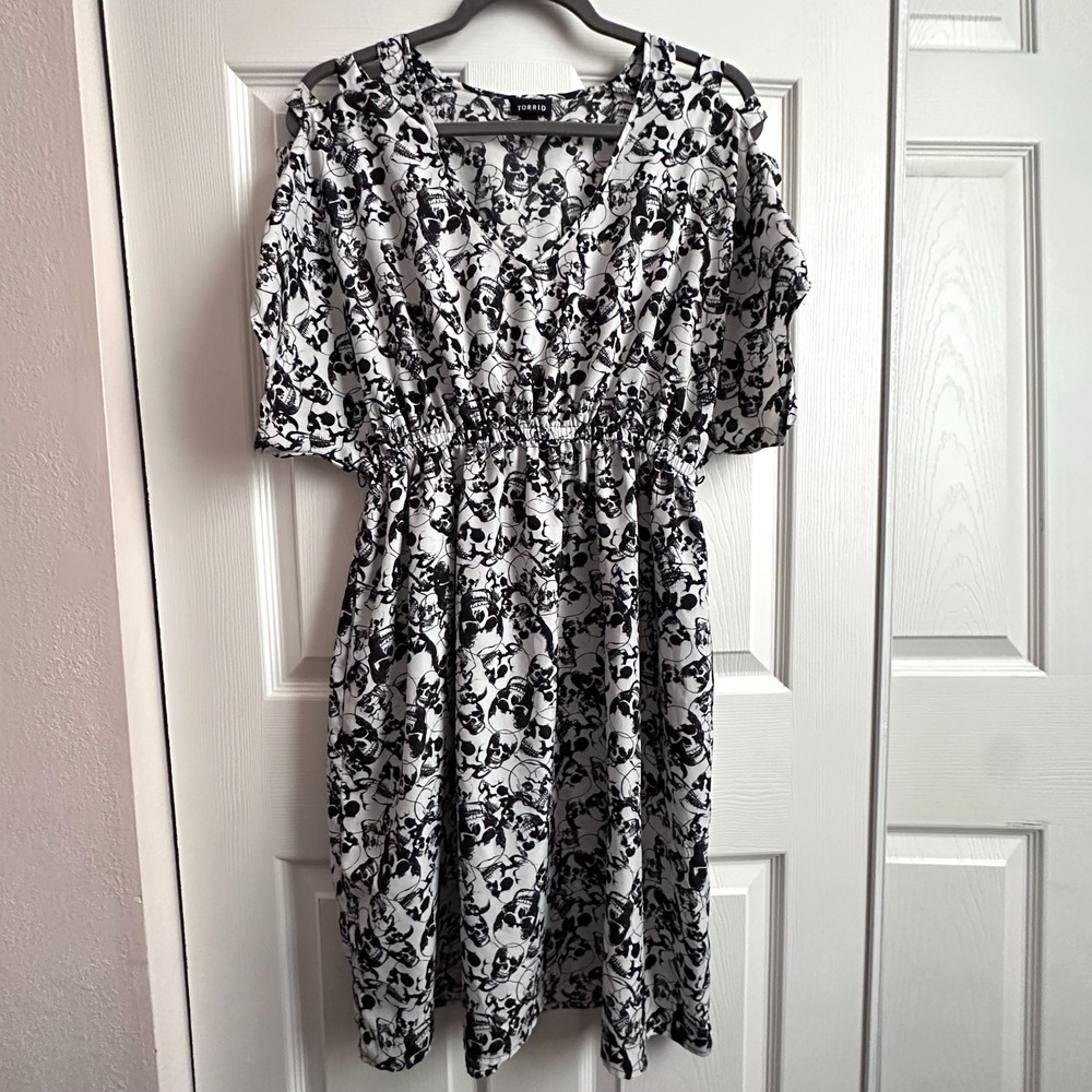 Torrid 0X Black White Skull Elastic Cinch Waist Midi Dress Cold Shoulder Pockets